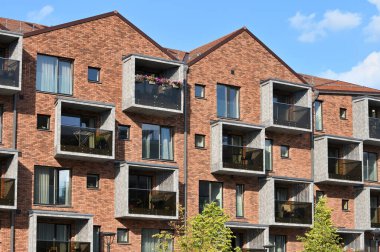 Vilnius - Eylül 09: Modern apartman dairesi ve apartmanın dışı. Litvanya 'nın Vilnius kentindeki yeni lüks ev ve kompleksi 09 Eylül 2021.