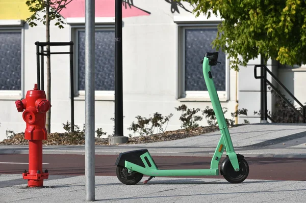 Sokakta Elektrikli Scooter Sokakta Halka Açık Tekme Scooter Vilnius Litvanya — Stok fotoğraf