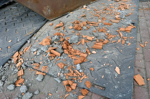 Daño Techo Azulejos Tejas Destruidas Tejas Cerámica Suelo —  Fotos de Stock