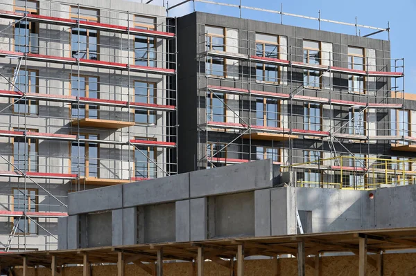 İnşaat iskelesi olan yüksek bir bina, Yeni Bina İnşaat Alanı