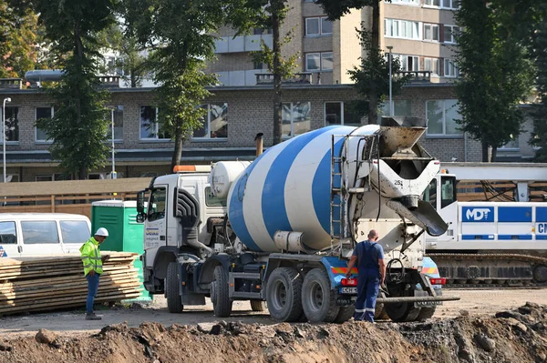 ヴィリニュス 9月09 リトアニアのヴィリニュスで2021年9月9日に建設現場でのコンクリートミキサー車 — ストック写真