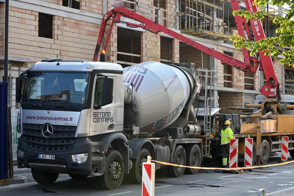 Vilnius - Eylül 09: Beton karıştırıcı kamyon ve inşaat alanında beton pompa 09 Eylül 2021 'de Litvanya' nın Vilnius kentinde.