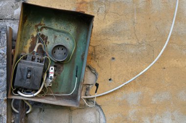 Elektrik kutusu çok eski, kirli ve tehlikeli..