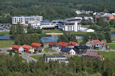 Birstonas, Litvanya - 11 Eylül 2021: Birstonas tatil köyünün havadan görünüşü. Birstonas, Litvanya 'da bir balneoloji merkezi ve spa kasabasıdır.