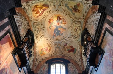 Kaunas, Litvanya - 11 Eylül 2021: Pazaislis Manastırı 'ndaki Ziyaret Kilisesi' nin tavanında resim çalışması, Litvanya 'daki İtalyan Barok mimarisinin en muhteşem örneği