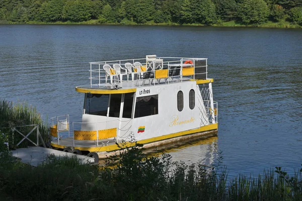 Birstonas Lituanie Septembre 2021 Ferry Boat Pour Touristes Sur Rivière — Photo