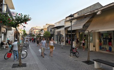 Hanya - 22 Temmuz: 22 Temmuz 2021 'de Yunanistan' ın Chania kentinde kimliği belirsiz kişiler. Chania, Yunanistan 'ın Girit adasının kuzeybatı kıyısında bir şehirdir..