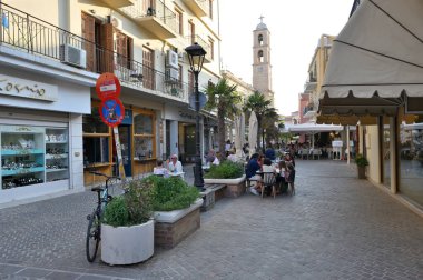 Hanya - 22 Temmuz: 22 Temmuz 2021 'de Yunanistan' ın Chania kentinde kimliği belirsiz kişiler. Chania, Yunanistan 'ın Girit adasının kuzeybatı kıyısında bir şehirdir..