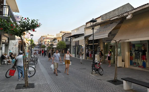 Chania Julio Gente Desconocida Calle Chania Grecia Julio 2021 Chania —  Fotos de Stock