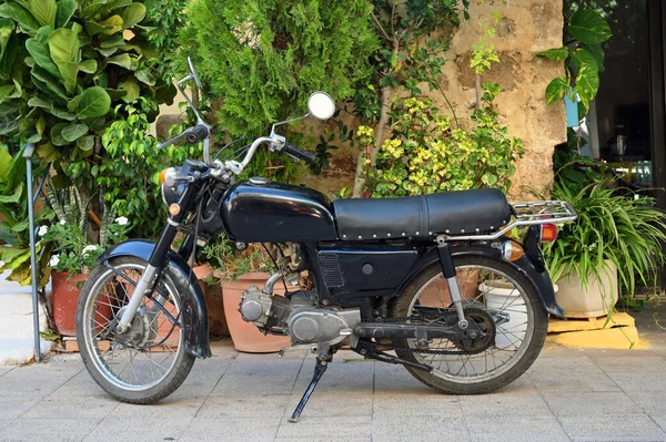 Moto Vintage Noire Debout Dans Rue Vieille Ville Grèce — Photo