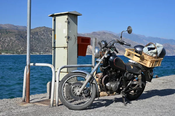 Black Vintage Motorcycle Motorbike Standing Sea Shore Pier Greece — Stock Photo, Image