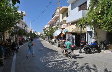 Palaiochora, 25 Temmuz: Şehir merkezi caddesi ve tipik mimari 25 Temmuz 2021 tarihinde Yunanistan 'ın Palaiochora kentinde. Palaiochora, Yunanistan 'ın Chania bölgesindeki küçük bir kasabadır.