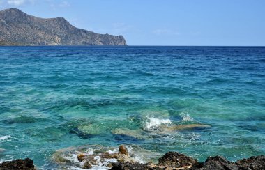 Yunanistan 'ın Girit kentinin güneyindeki temiz mavi sular. Kayalık suların kenarında