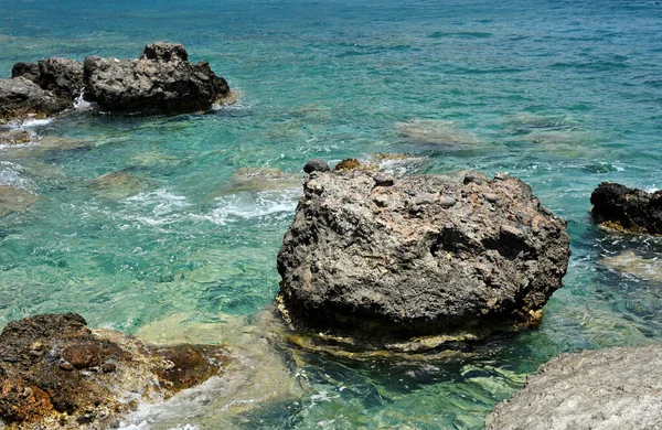 希腊克里特岛南部海岸清澈的蓝水 岩石般的水边 — 图库照片