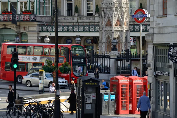 Red double decker bus and other traffic, London — Stock Photo, Image