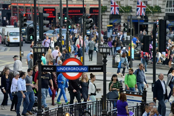 Ludzie odwiedzają Piccadilly Circus — Zdjęcie stockowe