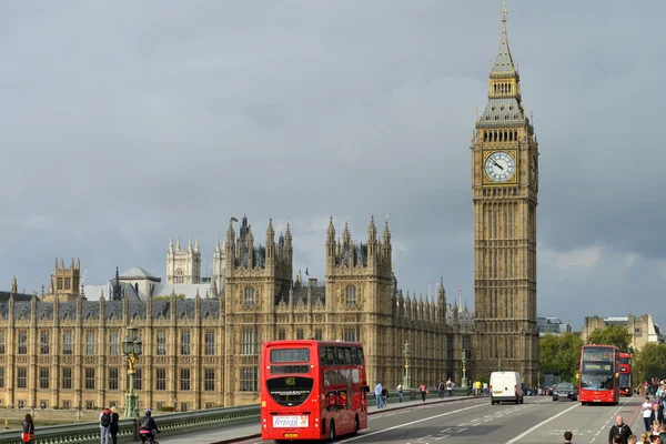 London bus crossing Westminster Bridge — Stock Photo, Image