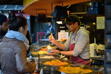 İnsanlar Camden Town pazarda gıda ticaret