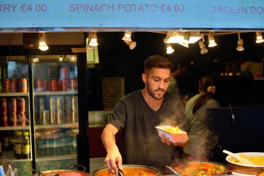 İnsanlar Camden Town pazarda gıda ticaret 