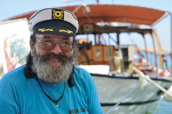 Capitano di barca da crociera nel porto di Chania — Foto Stock