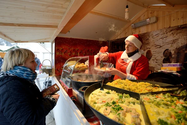 La gente intercambia alimentos en una feria anual de Navidad tradicional —  Fotos de Stock