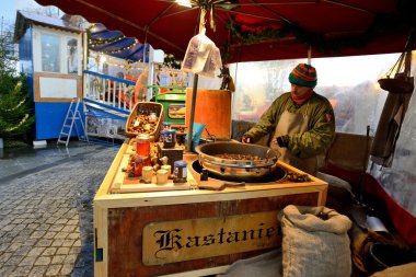 İnsanlar esnaf kavrulmuş kestane yıllık geleneksel Noel 