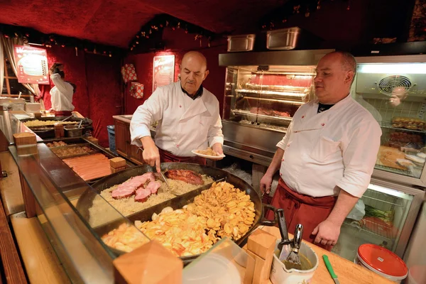 People trades food in annual traditional Christmas fair — Stock Photo, Image