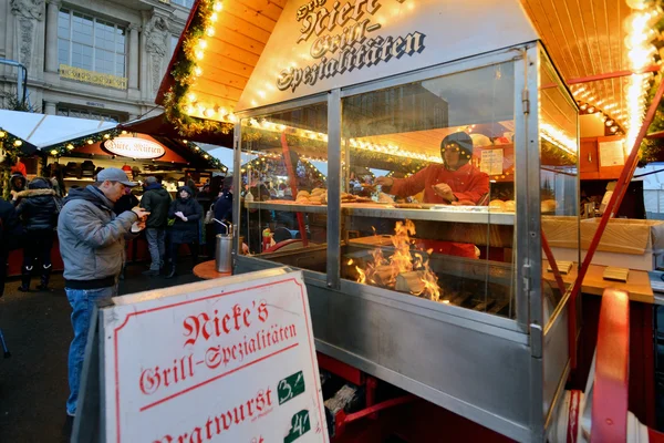 Menschen handeln auf traditionellem Weihnachtsmarkt mit Lebensmitteln — Stockfoto