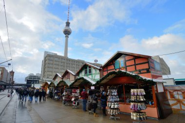 İnsanlar geleneksel Noel Alexanderplatz, Berlin Fuarı