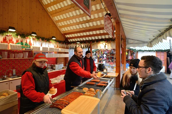 Mensen handel voedsel in jaarlijkse traditionele kerstmarkt — Stockfoto