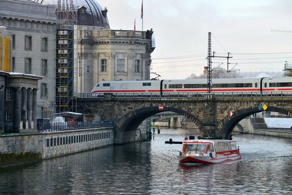 Tren en el puente, Berlín —  Fotos de Stock