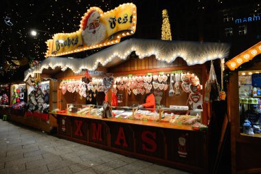 İnsan esnaf yiyeceği yıllık geleneksel Noel Fuarı