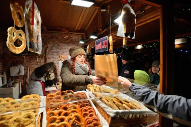 İnsan esnaf yiyeceği yıllık geleneksel Noel Fuarı