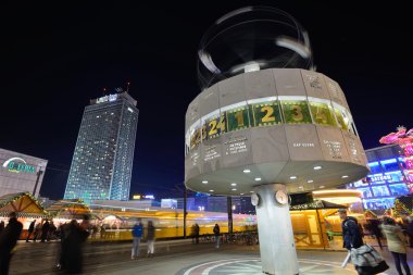 İnsanlar geleneksel Noel Alexanderplatz, Berlin Fuarı