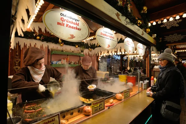 Mensen handel voedsel in jaarlijkse traditionele kerstmarkt — Stockfoto
