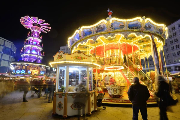 La gente alla tradizionale fiera di Natale ad Alexanderplatz, Berlino — Foto Stock