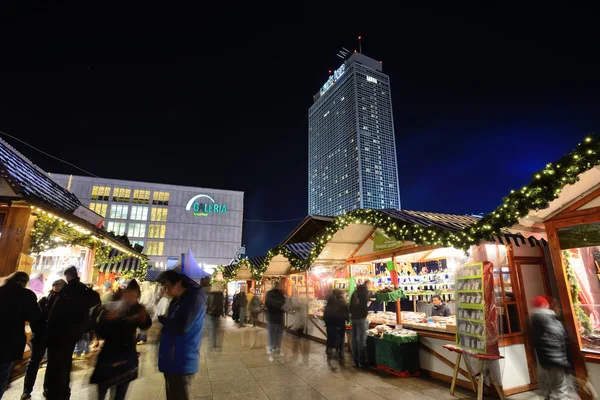 People trades food in annual traditional Christmas fair — Stock Photo, Image