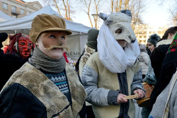 Ludów w tradycyjne maski — Zdjęcie stockowe