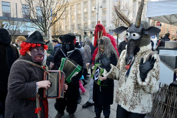 Volkeren in traditionele maskers — Stockfoto