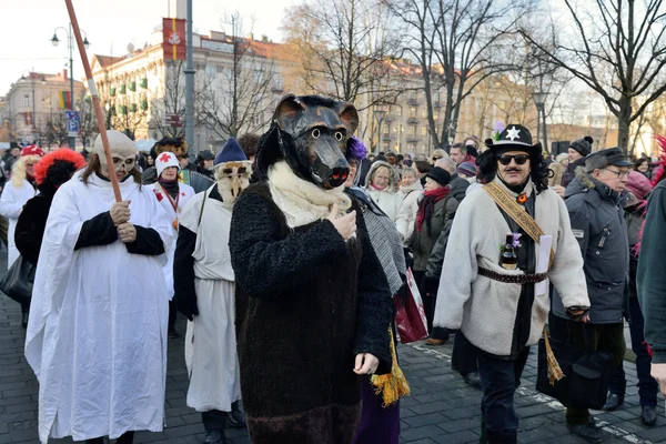 Volkeren in traditionele maskers — Stockfoto