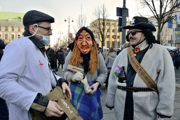 Völker in traditionellen Masken — Stockfoto