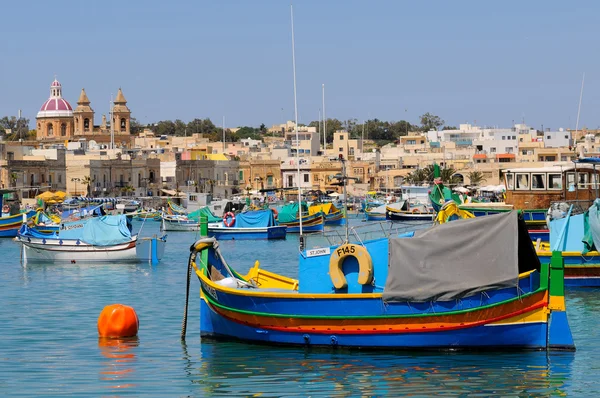 Malta barcos de pesca en el pueblo de Marsaxlokk —  Fotos de Stock