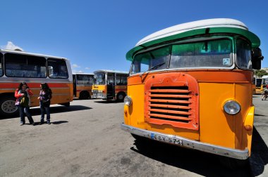Efsanevi ve ikonik Malta halk otobüsleri