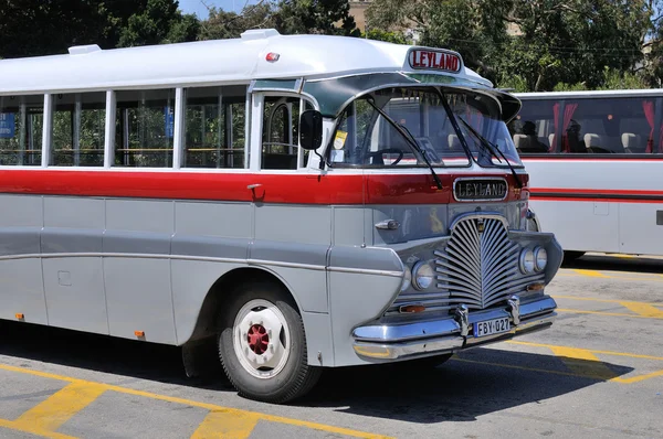Легендарные и знаковые общественные автобусы Мальты — стоковое фото