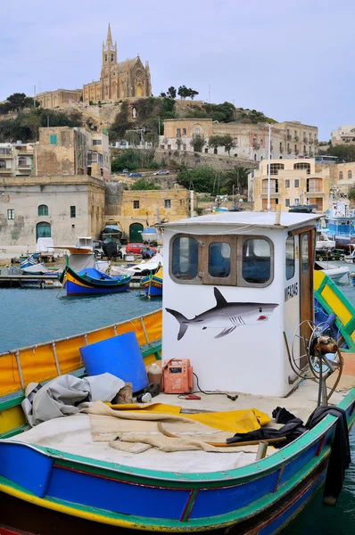 Malta fischerboote im mgarr dorf — Stockfoto