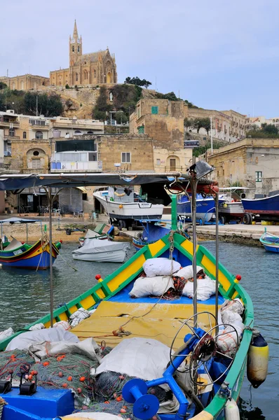 Malta fischerboote im mgarr dorf — Stockfoto
