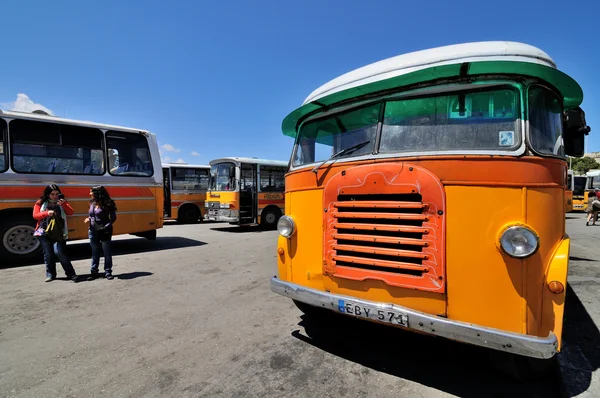 Legendarische en iconische Malta openbare bussen — Stockfoto