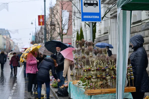 People's trades traditionella palm buketter på palmsöndagen — Stockfoto