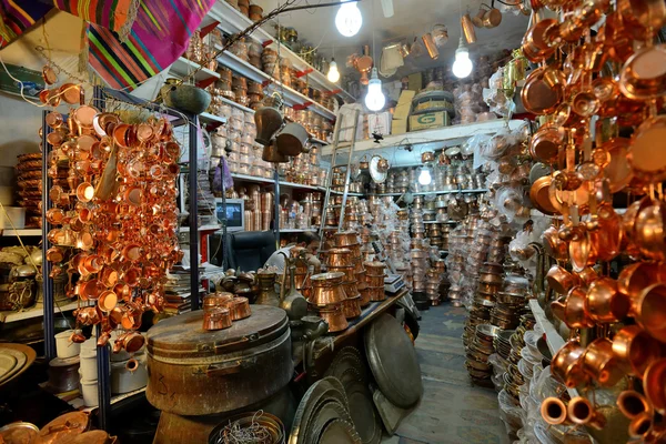 Man trades traditional metal crafts — Stock Photo, Image
