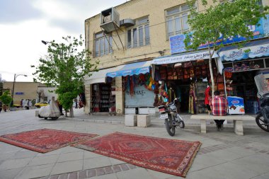 Bir pazarda, Iran geleneksel İran halıları